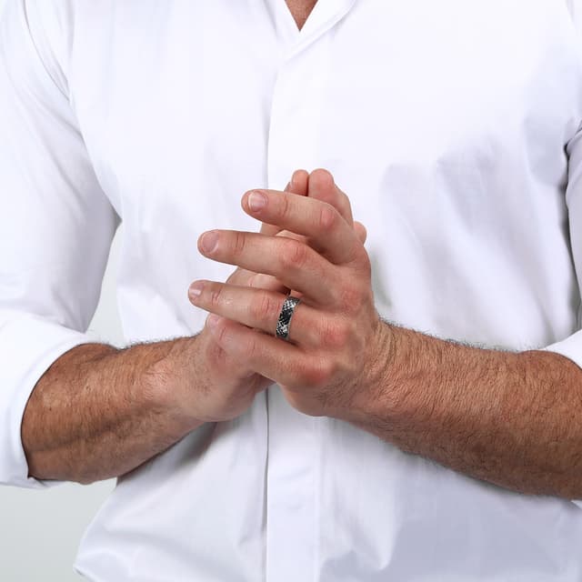 خاتم من مازيراتى للرجال استيل لون فضى واسود مقاس 27 